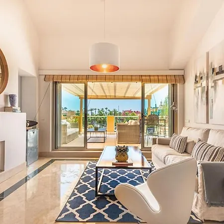 Beautiful Penthouse Overlooking Marina Channels شقة